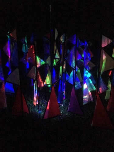 Fähnchen beleuchtet mit einer Discokugel